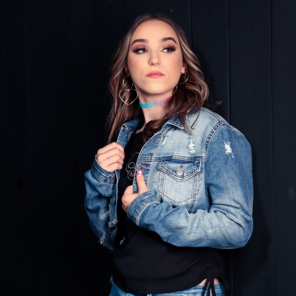 Madden NYC Junior's Cropped Denim Jacket๐ - Picture 4 of 15